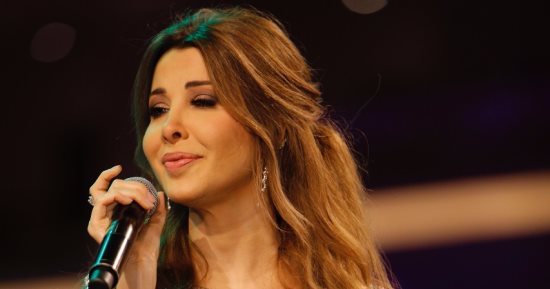 نانسى عجرم تهدى ورودا لأحد المسابقين فى the voice kids
