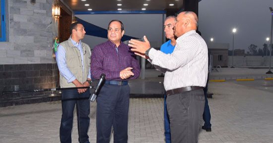 بالصور.. الرئيس السيسي يتفقد عددا من مشروعات الطرق الجديدة