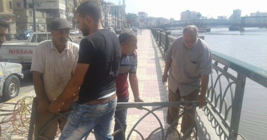 إصلاح جزء تالف من سور الكورنيش بمدينة دمياط