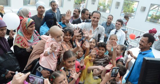 غدا.. دموع طارق علام وفرحة الأطفال فى مستشفى 57357 ببرنامج هو ده على المحور