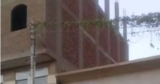 شكوى من تدلى الأسلاك الكهربائية فى قرية المحروسة بقنا