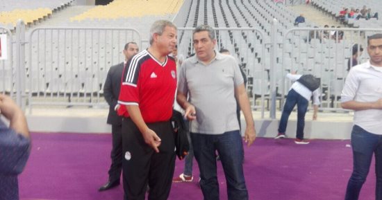 شاهد.. وزير الرياضة يحضر مران الفراعنة بقميص المنتخب
