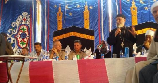 بالصور.. "الكفن" ينهى خصومة ثأرية بين أهالى قريتين بالقوصية فى أسيوط