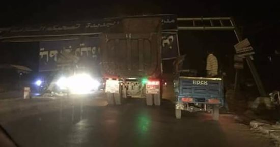 بالصور.. سيارة نقل تصطدم بلافتة مدخل مدينة دمياط الجديدة