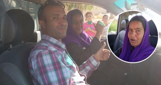 "الأسطى منال" سائق سيارة ربع نقل يستقلها عمال المزارع بصحراء بنى سويف.. وتؤكد: الستات بيحسدونى على شغلى ونفسى أستخرج رخصة قيادة وأقابل الرئيس السيسى وأقوله إن الست المصرية بـ100 راجل وإحنا معاك ع الحلوة والمرة