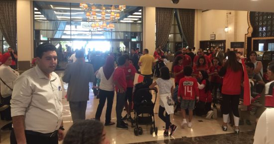 بالصور.. الجماهير تؤازر الفراعنة فى الفندق قبل مواجهة الكونغو