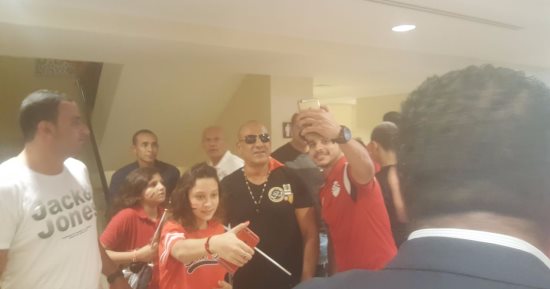 الفنان محمد لطفى يزور معسكر المنتخب بفندق الإقامةقبل مواجهة الكونغو 