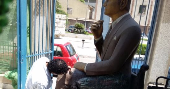 بعد شائعة السرقة.. بالصور.. تمثال عبد الوهاب فى قطاع الفنون التشكيلية لترميمه