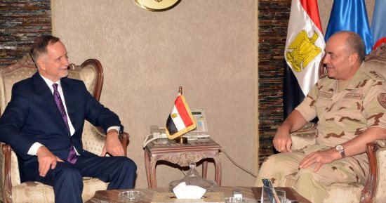 رئيس الأركان يلتقى مدير عام القوة متعددة الجنسيات لتنسيق الجهود المشتركة