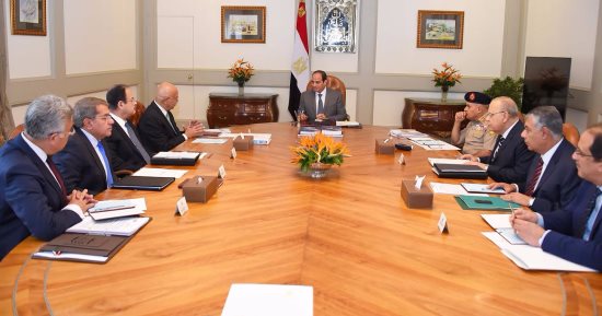 السيسي يجتمع مع رئيس الحكومة وعدد من الوزراء وكبار المسئولين