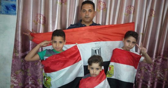 "علم وتى شيرت".. "اللى مراحوش الاستاد بيشجعوا مصر عبر اليوم السابع"