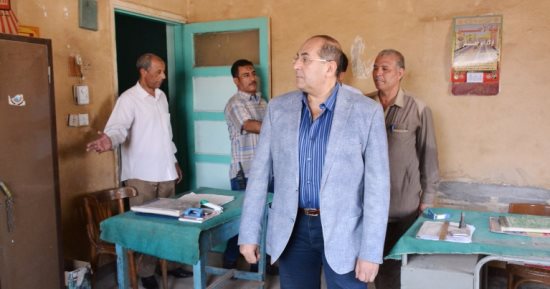 بالصور.. محافظ سوهاج يتفقد قرية الحووايش ويحيل مدير مكتب التموين للتحقيق