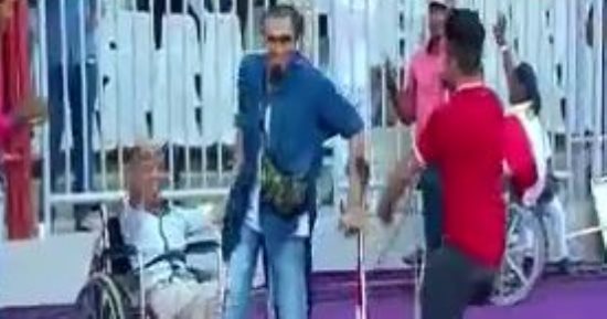 بالفيديو.. "رقصة خاصة" لذوى الاحتياجات فى برج العرب لدعم منتخب مصر