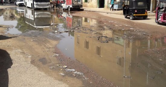 مياه الصرف الصحى تغرق شارع كلية التربية بأسوان..والأهالى تطالب بتدخل المحافظ