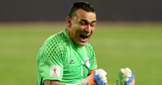 فيديو.. الحضرى يصنع التاريخ ويسجل هدفا فى الدوري السعودي