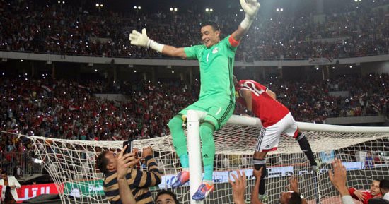 احتفالات خالدة.. عصام الحضرى يحتفل بركوب العارضة بعد التأهل لكأس العالم