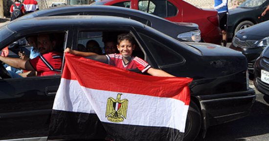 بالفيديو والصور.. توافد الجماهير على برج العرب سيراً لحضور مباراة الكونغو