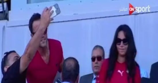 شاهد.. يوسف الشريف وزوجته يشجعان الفراعنة من برج العرب