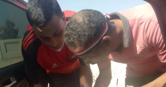 "علشان تبنيها" تدعم المنتخب وتجمع توقيعات الجماهير لدعم السيسى فى 2018