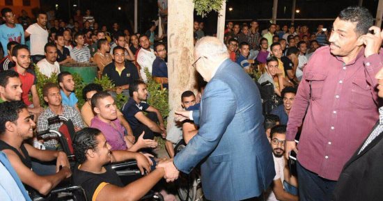 بالصور.. رئيس جامعة القاهرة يشجع منتخب مصر مع طلاب المدينة الجامعية