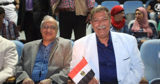 محافظ الإسماعيلية يقود الجماهير  فى تشجيع الفراعنة 