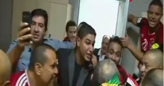 بالفيديو.. أبو هشيمة وأبو ريدة يحتفلان مع لاعبى المنتخب فى غرف الملابس
