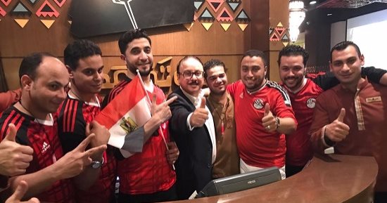 وزير الاتصالات يحتفل من الإمارات بتأهل مصر لكأس العالم