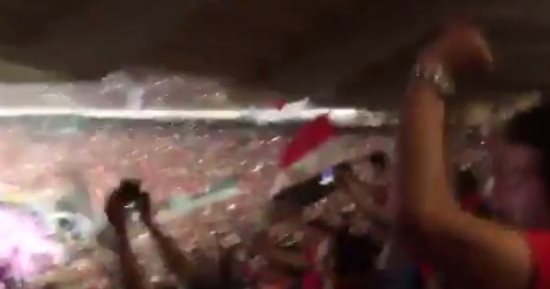 بالفيديو.. فرحة الجماهير من المدرجات بعد ركلة جزاء محمد صلاح