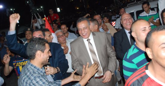 بالصور.. محافظ الجيزة يشارك المصريين فرحتهم بالتأهل من "مصطفى محمود"