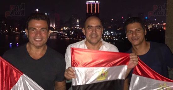 صورة خاصة.. عمرو دياب يحتفل بتأهل المنتخب للمونديال بعلم مصر
