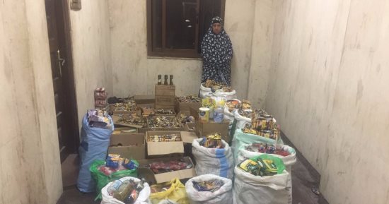 سقوط صاحبة مخزن بحوزتها 20 ألف علبة مواد غذائية منتهية الصلاحية بمنشأة ناصر