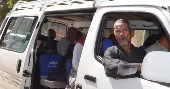 بالصور..  سائقون بموقف إسنا الغربي يمتنعون عن تحميل الركاب بسبب المخالفات