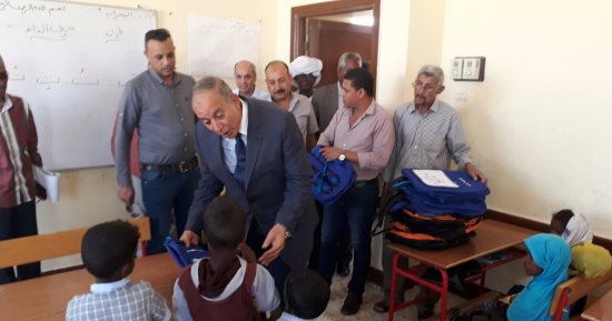 بالصور .. محافظ البحر الأحمر يوزع 3 آلاف و500 شنطة مدرسية بمدارس حلايب 