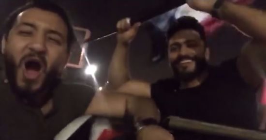 بالفيديو .. تامر حسنى يجوب الشوارع بسيارته احتفالا بالتأهل لكأس العالم