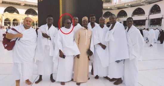 بالصور.. منتخب غانا يغسل أحزان الخروج من المونديال بالعمرة