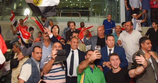بالصور.. محافظ الإسكندرية يشارك المنتخب الوطنى احتفالاته بالتأهل للمونديال
