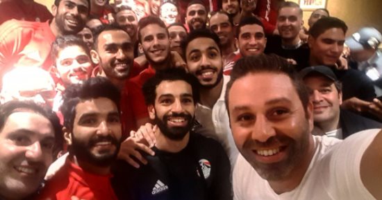 حازم إمام ينشر  صورة مع لاعبى المنتخب.. ويعلق: "أحلى سيلفى ده ولا أيه"