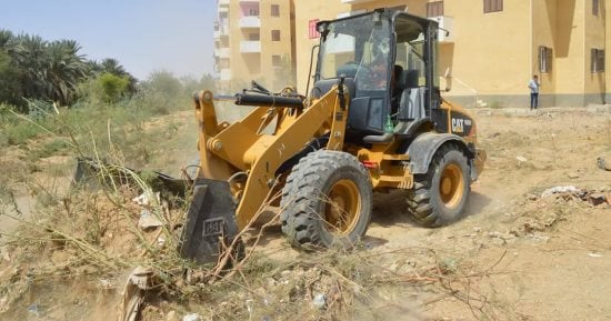 بالصور.. مركز الخارجة تنفذ حملة لإزالة المخلفات والتراكمات بالشوارع