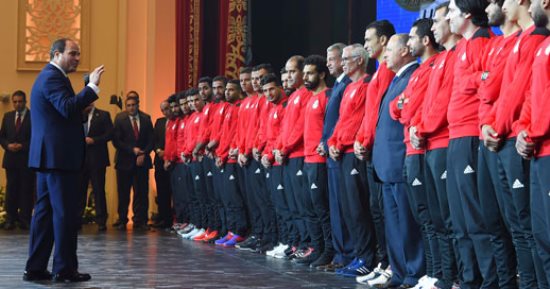 بالصور.. السيسي لـ"منتخب مصر": "شعب مصر عايز يفرح.. ويستحق أنه يفرح"