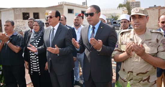 محافظ الدقهلية يزور مقابر الشهداء بمدافن العيسوى ويقرأ الفاتحة على أرواحهم