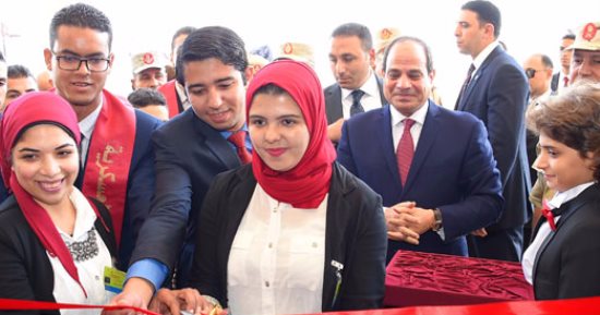 الرئيس السيسي يقدم الشباب لإزالة الستائر عن لوحة افتتاح مركز المؤتمرات