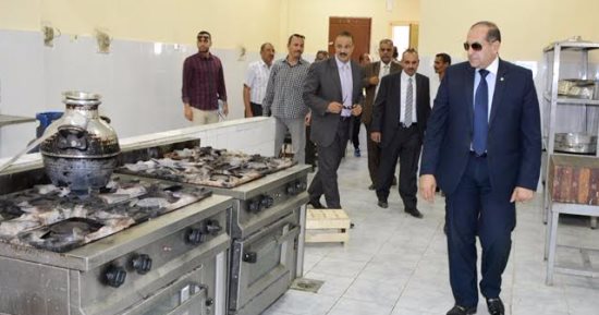 محافظ سوهاج يتفقد مطعم مدرسة الصم والبكم ويشدد على التأكد من سلامة الأطعمة