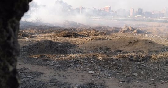 بالصور.. تصاعد الدخان من حرائق نادى الشمس يسبب اختناقا لسكان مصر الجديدة
