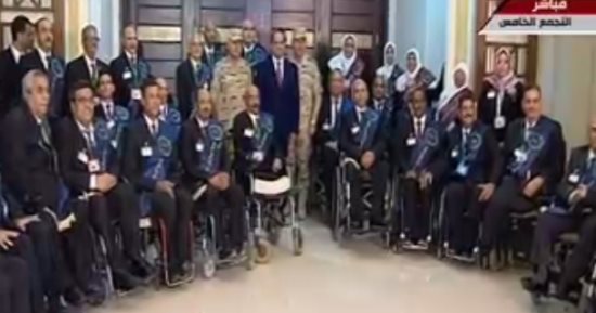 الرئيس السيسى يلتقط صورة تذكارية مع المحاربين القدماء بمركز المؤتمرات