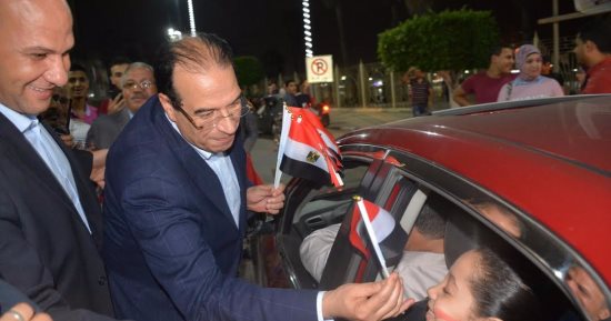 محافظ الدقهلية يجوب الشوارع الرئيسية لمشاركة الأهالى فرحتهم