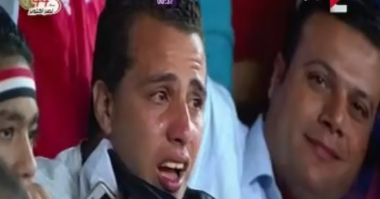 الشاب الباكى فى مباراة مصر والكونغو: شعرت بصدمة بعد هدف التعادل