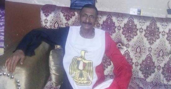 عمدة قرية بالأقصر يرتدى جلبابا صعيديا بألوان علم مصر احتفالا بفوز المنتخب