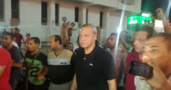 بالفيديو والصور.. محافظ قنا يشارك الأهالى الاحتفال بالتأهل لكأس العالم