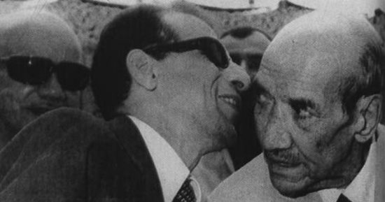 شاهد.. سيد مكاوى يهمس فى أذن الشاعر أحمد رامى