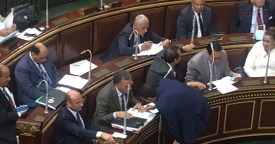 بالصور.. وزير النقل يصفق لرئيس مجلس النواب عند هجومه على الحكومة 